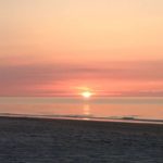 Unsere Grundschullehrerin genießt den Sonnenuntergang an der Ostsee
